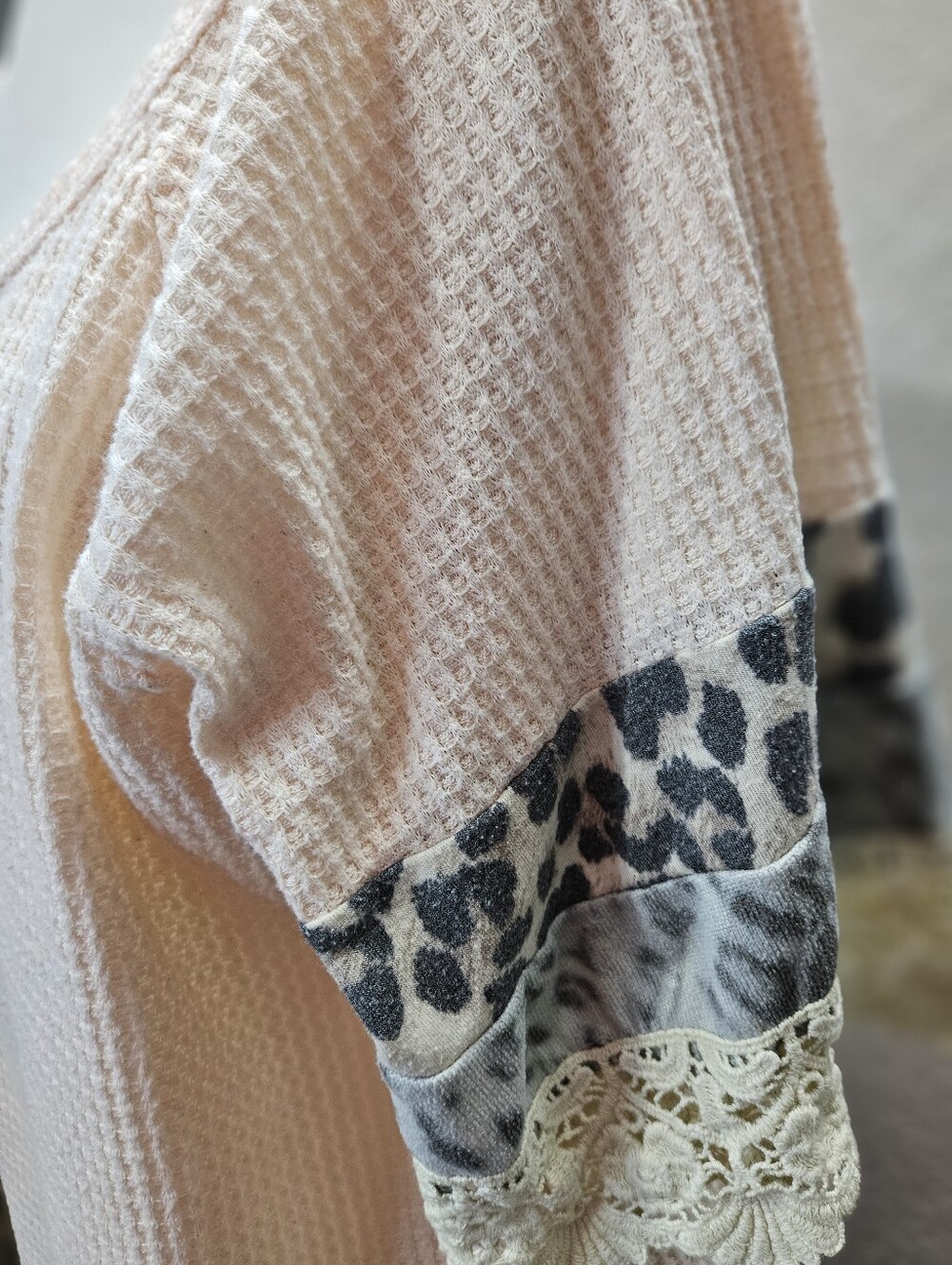 GUC BiBi Cream UocycledWaffle Knit Short Sleeve Top with Leopard Trim & Lace M/L - Picture 4 of 6